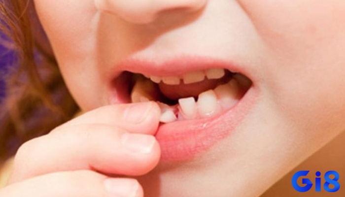 Hình ảnh gãy răng không chảy máu, biểu trưng cho sự sẵn sàng vượt qua khó khăn và tìm kiếm sự cân bằng trong cuộc sống