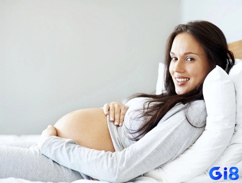 Hình ảnh một gia đình đang chào đón em bé mới sinh, thể hiện sự hạnh phúc và niềm vui trong cuộc sống