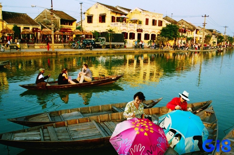 Mơ thấy đi thuyền qua con sông rộng lớn ám chỉ rằng bạn đang đứng trước một quyết định quan trọng