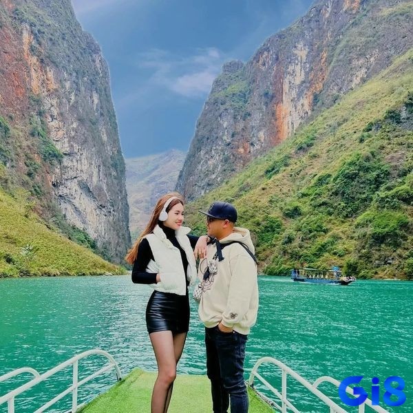 Mơ thấy đi thuyền cùng người yêu tượng trưng cho sự hòa hợp và tình cảm sâu sắc